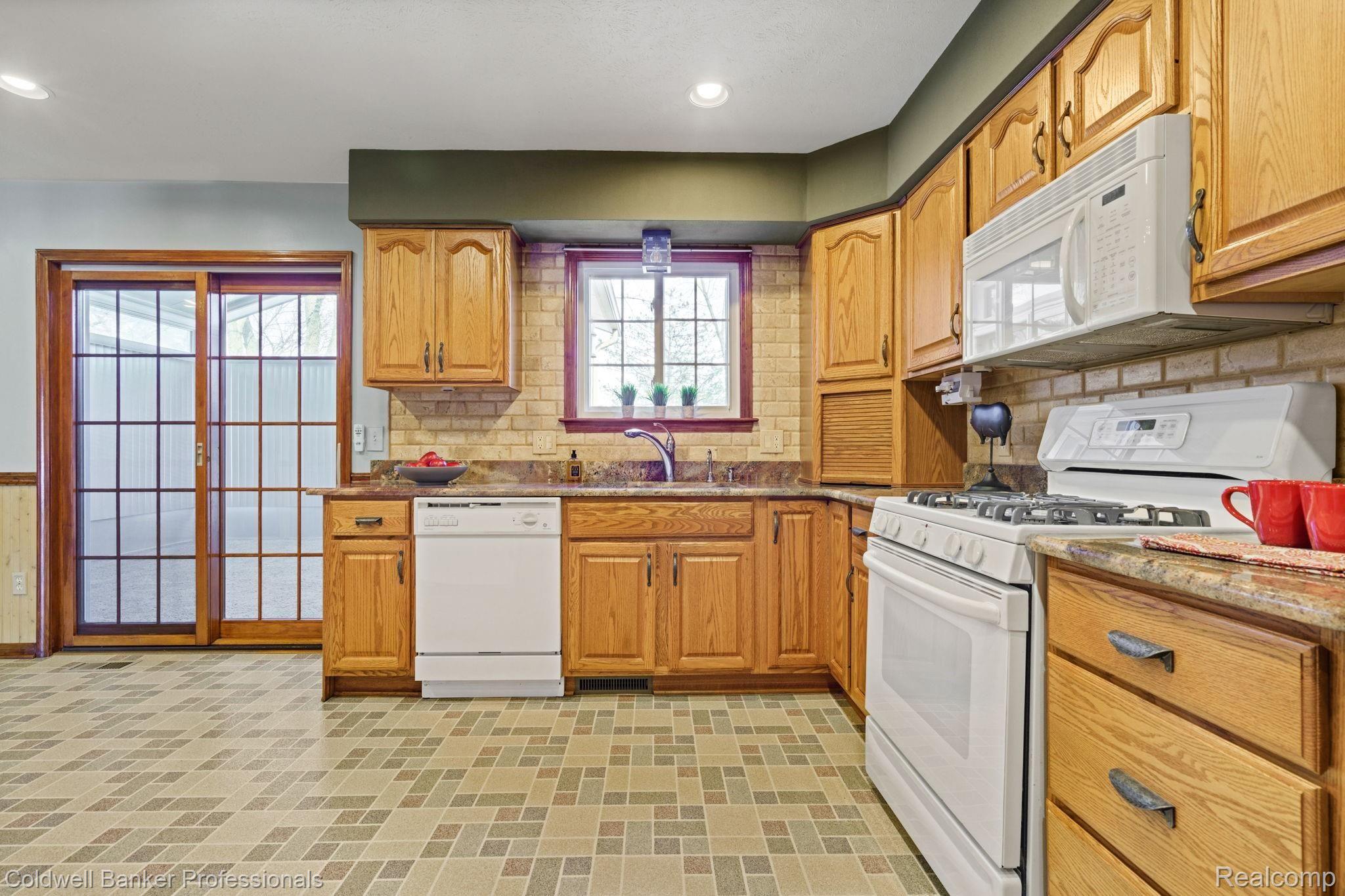 615 Bucknell Court Rochester, MI 48309 - Photo 16 of 43 19-web-or-mls-615-Bucknell-Ct-19.jpg