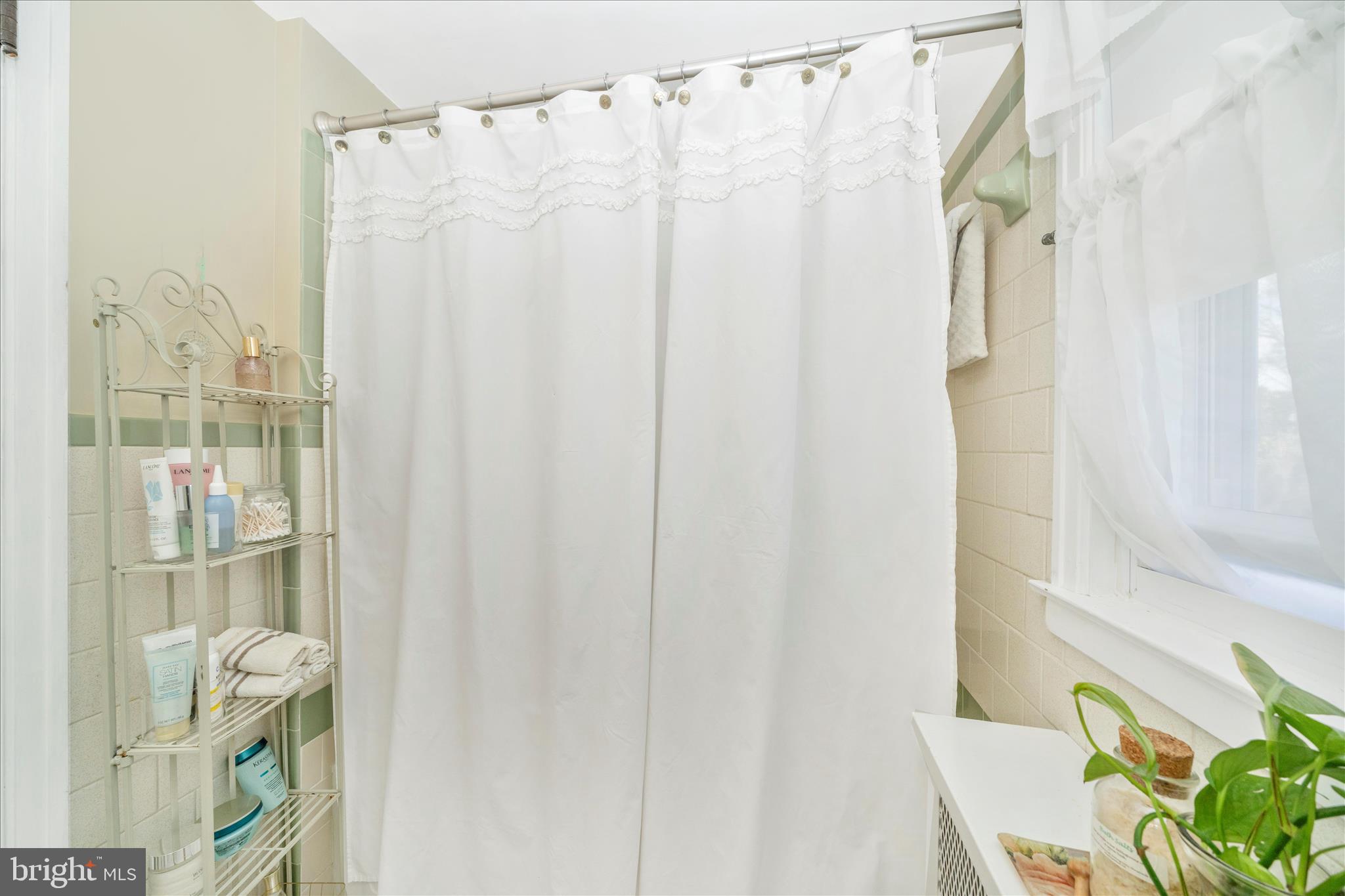 5627 Oakland Road Baltimore, MD 21227 - Photo 25 of 58 Hall Bathroom