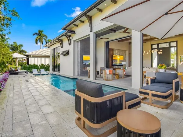 a view of outdoor space and living tub