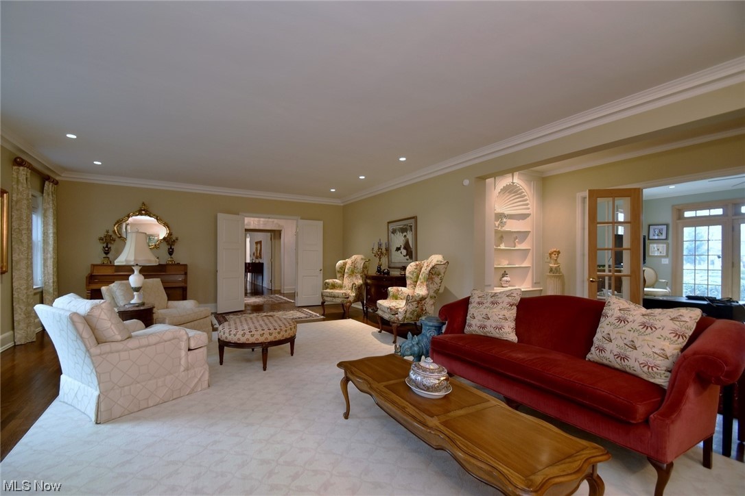 19101 Shelburne Road Cleveland, OH 44118 - Photo 5 of 35 Gallery Image 5