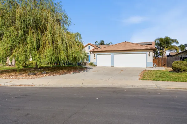 $465,000 | 1919 North Sonoma Court, Hanford, CA 93230