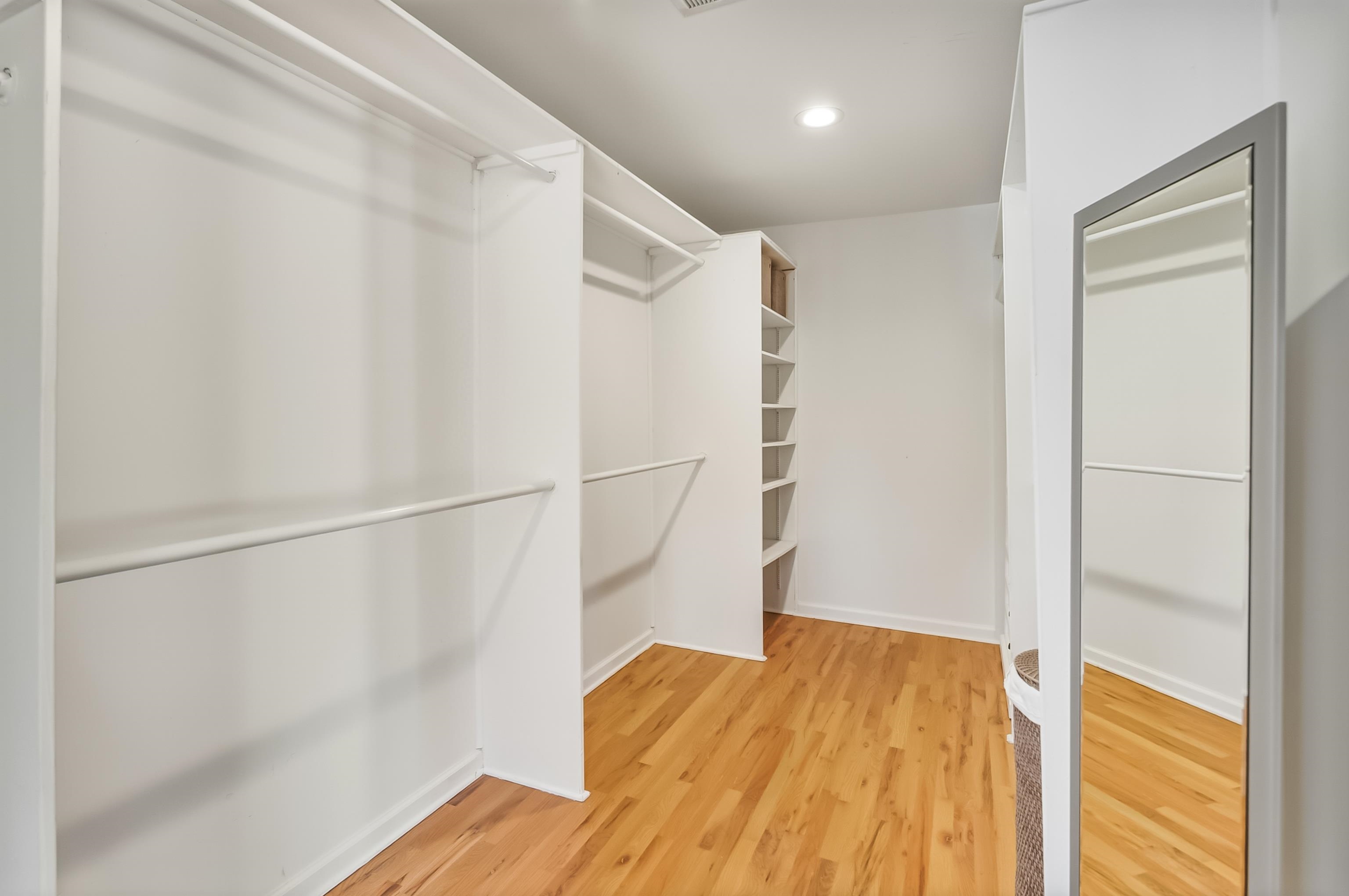 5155 Shady Grove Road Memphis, TN 38117 - Photo 26 of 40 Walk in closet featuring light wood finished floors