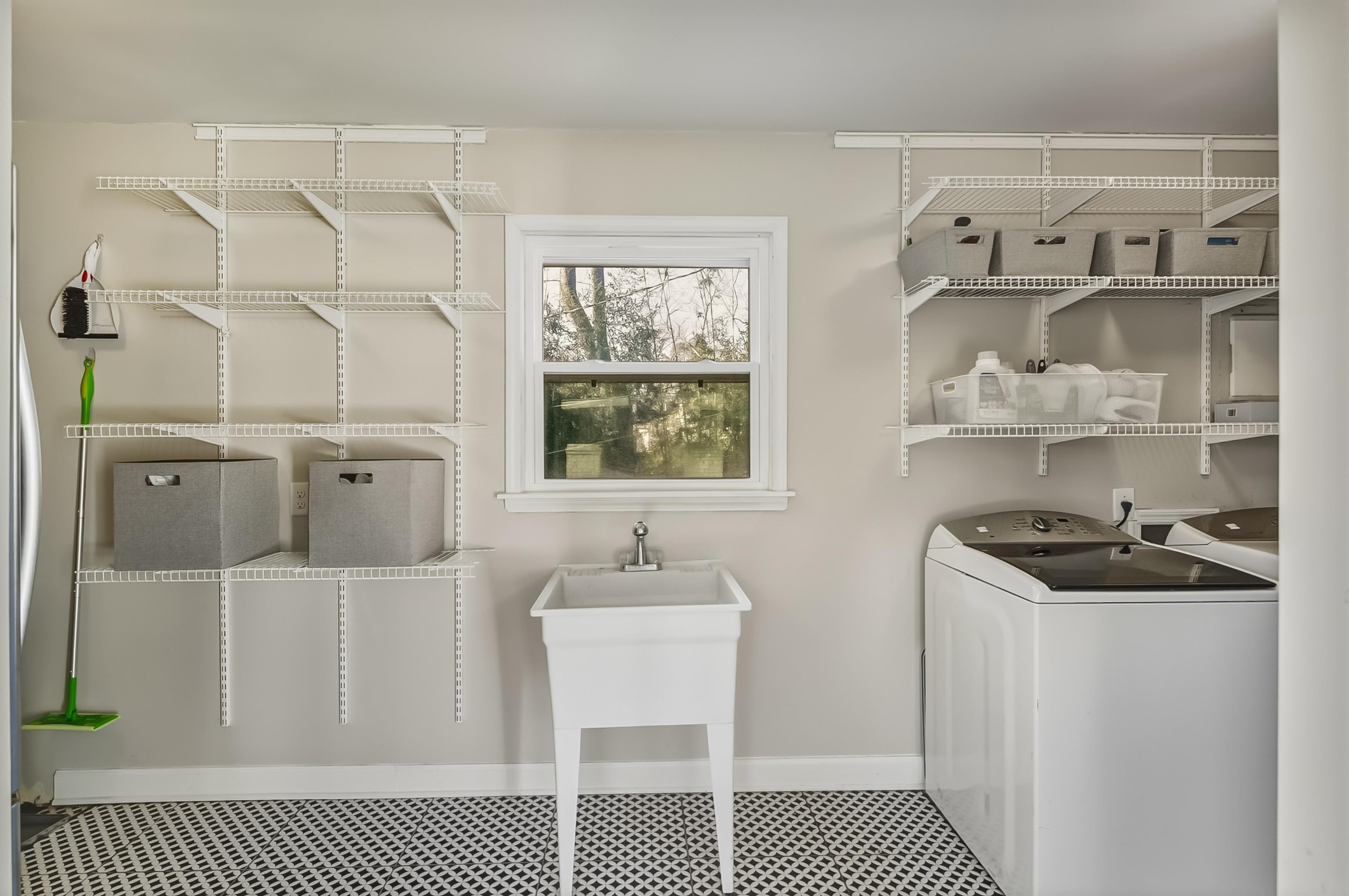 5155 Shady Grove Road Memphis, TN 38117 - Photo 34 of 40 Laundry area with baseboards