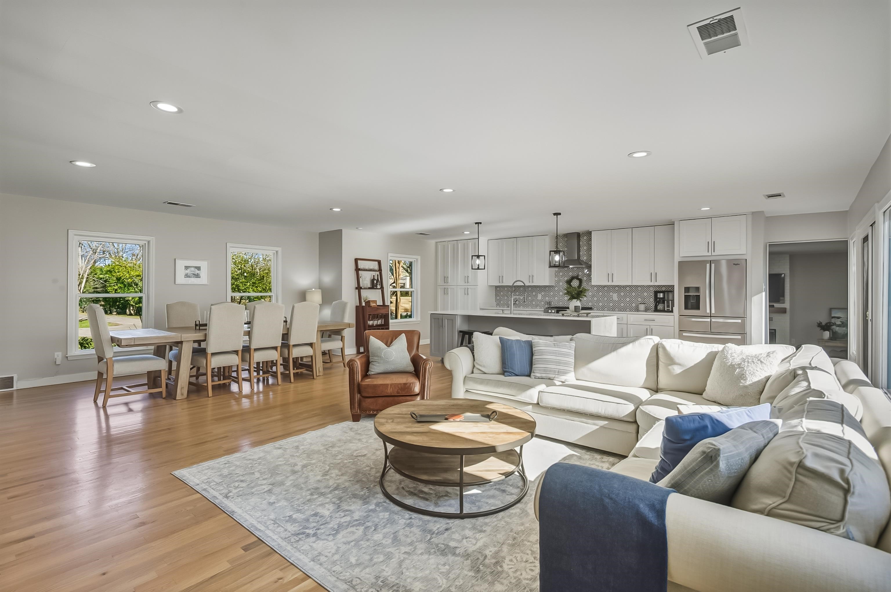 5155 Shady Grove Road Memphis, TN 38117 - Photo 10 of 40 Living room with light wood-style floors and recessed lighting