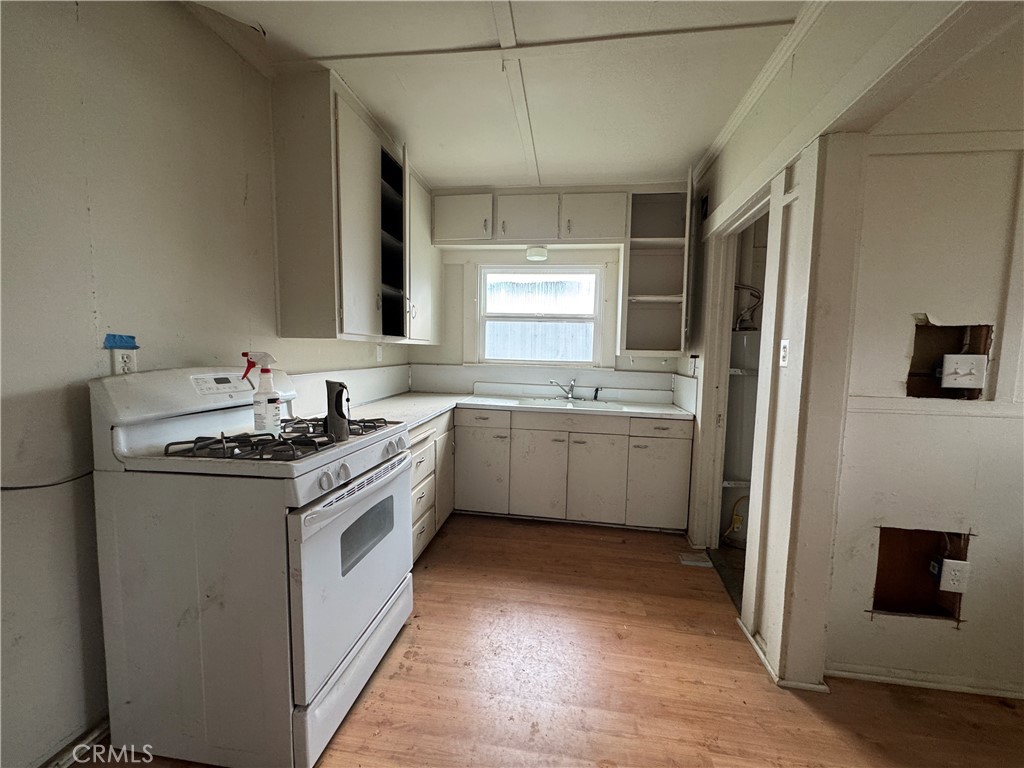 307 South Curry Street Tehachapi, CA 93561 - Photo 11 of 16 Kitchen arera