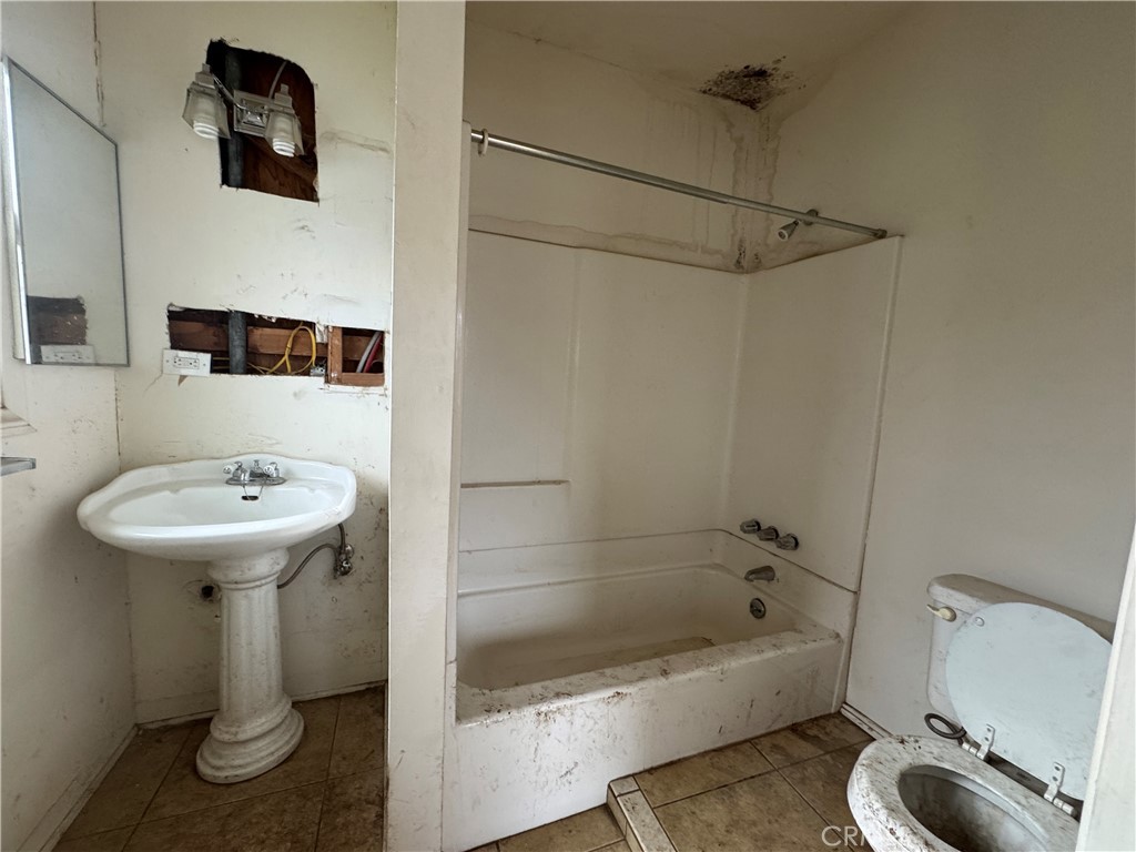 307 South Curry Street Tehachapi, CA 93561 - Photo 7 of 16 Bathroom