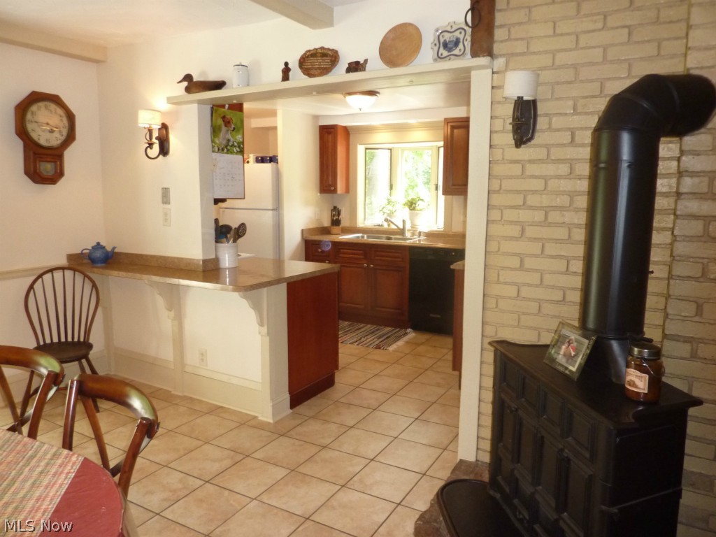 Notice the Woodburner in the Dining Room ... Keeps you Cozy on those Cold Nights ... Eating on the Run ... Great Breakfast Bar!!!