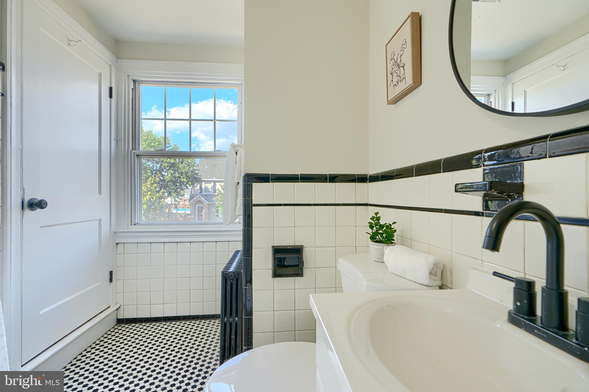 1226-10 Ten Oaks Road Baltimore, MD 21227 - Photo 33 of 49 Classic full bathroom styling