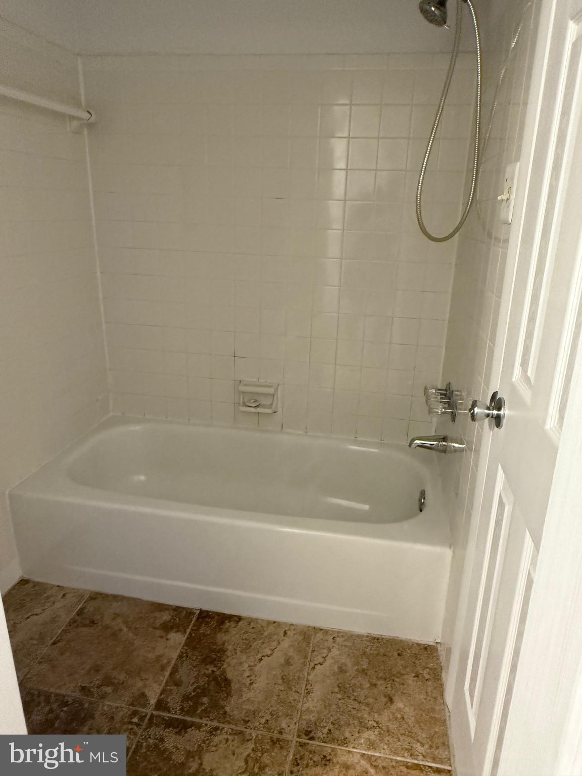 1055 Bulman Harbour Pasadena, MD 21122 - Photo 19 of 36 a bathroom with a bath tub