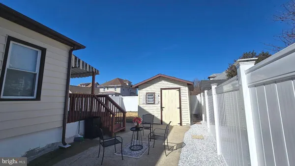 a view of a house with backyard and porch