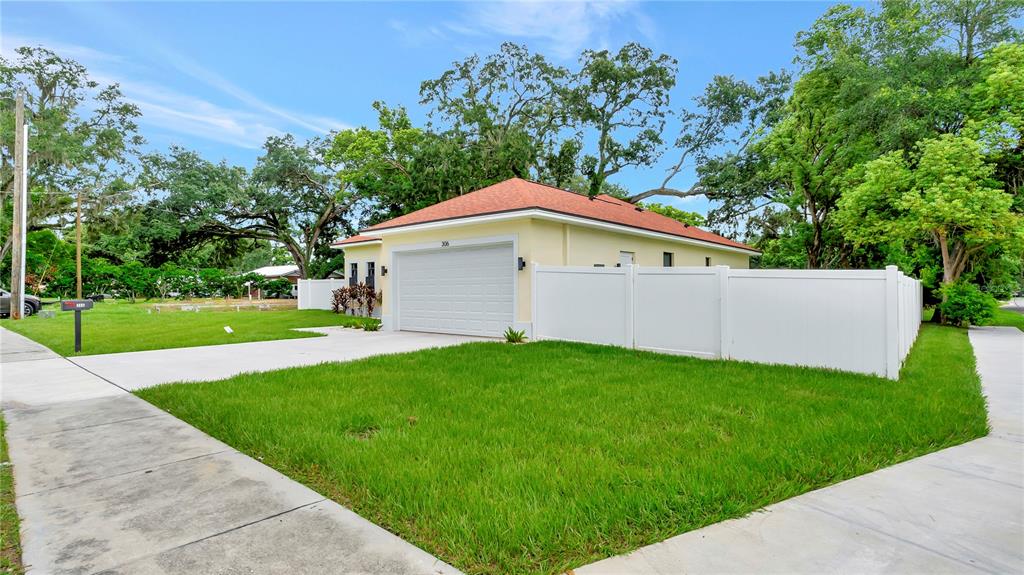 306 East Clay Avenue Brandon, FL 33510 - Photo 26 of 26 a backyard of a house with lots of green space