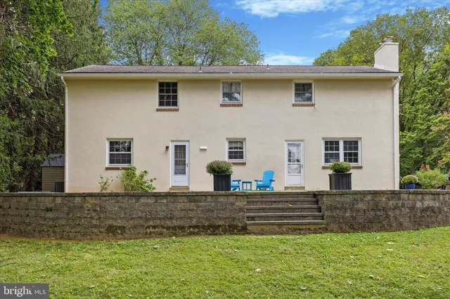 a front view of house with yard