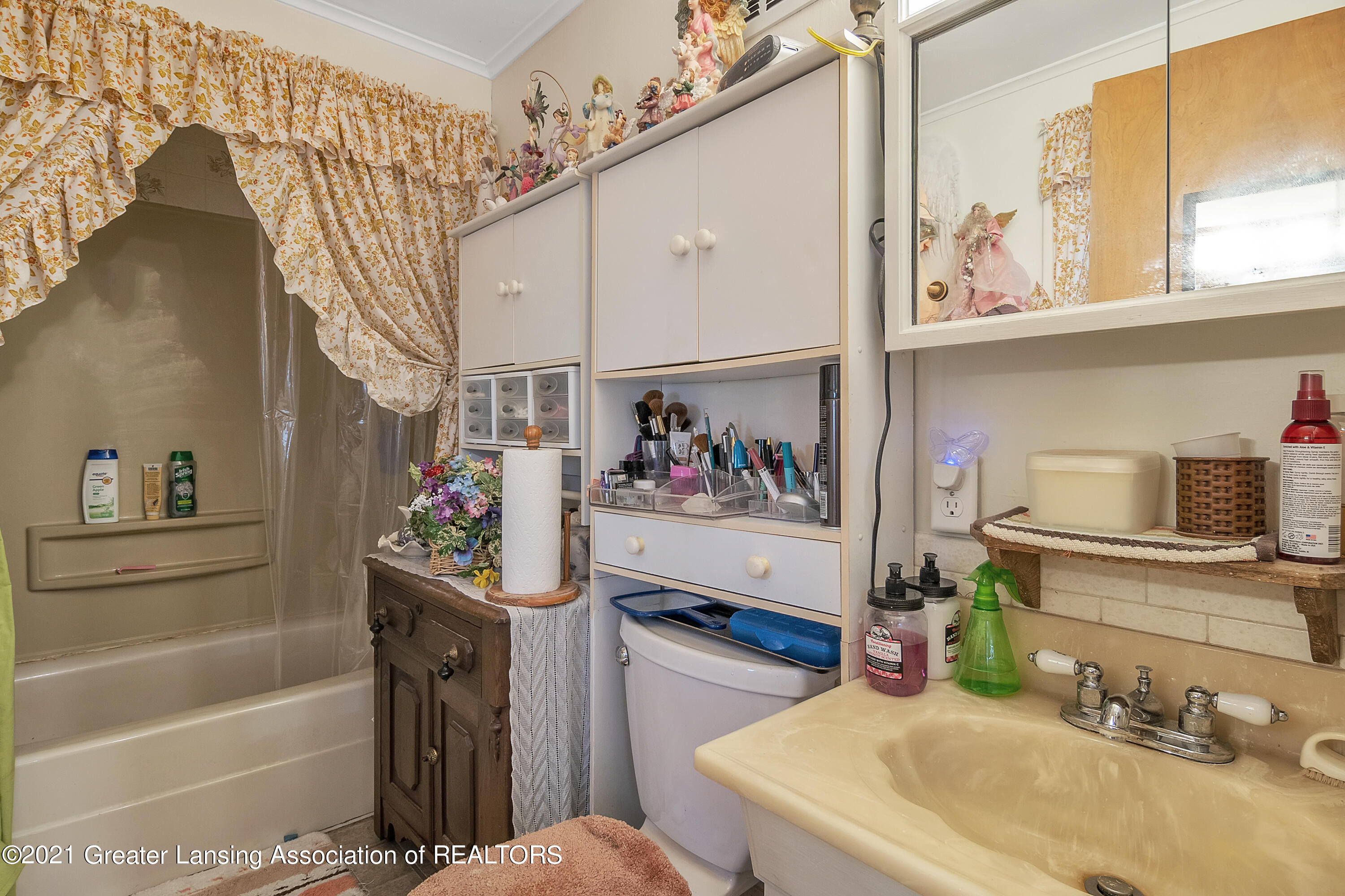 7154 Coleman Road East Lansing, MI 48823 - Photo 15 of 24 Bathroom