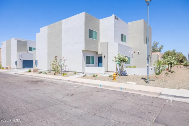 $2,450 | 15636 North 29th Street, Unit 1, Phoenix, AZ 85032