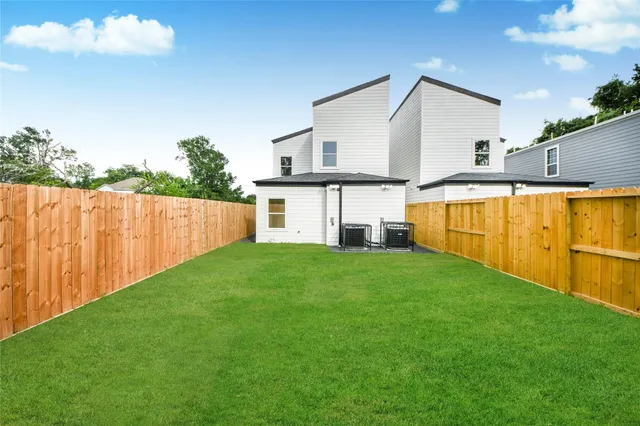 $1,950 | 932 South Lane, Houston, TX 77088