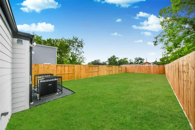 $1,950 | 932 South Lane, Houston, TX 77088