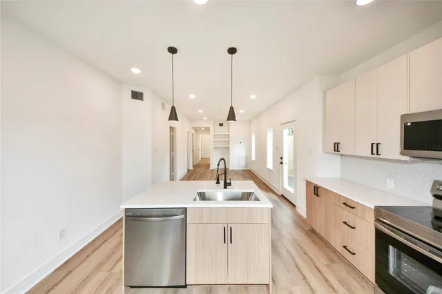 $1,950 | 932 South Lane, Houston, TX 77088