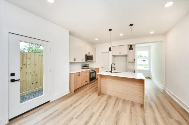 $1,950 | 932 South Lane, Houston, TX 77088