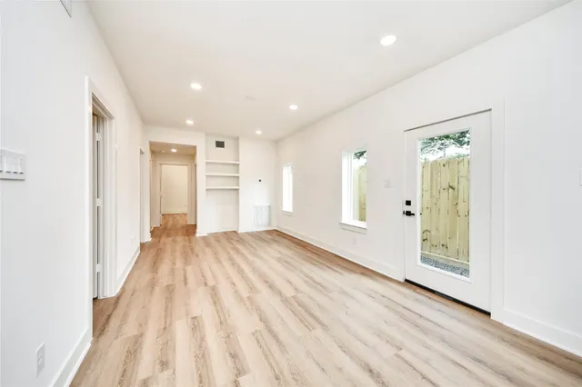 $1,950 | 932 South Lane, Houston, TX 77088