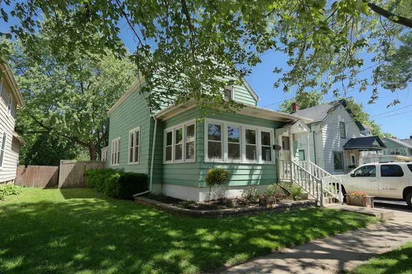 $280,000 | 421 Center Street, Woodstock, IL 60098