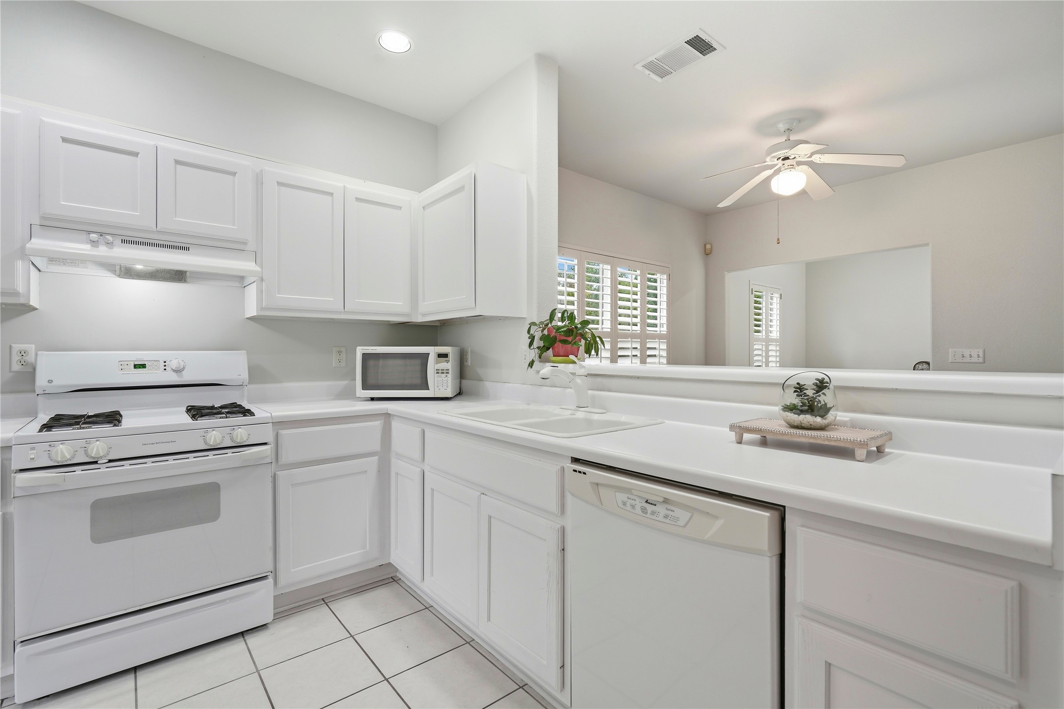 117 Whitewing Way Georgetown, TX 78633 - Photo 6 of 27 A well-equipped kitchen with pristine white cabinetry offers comfortable meal preparation.