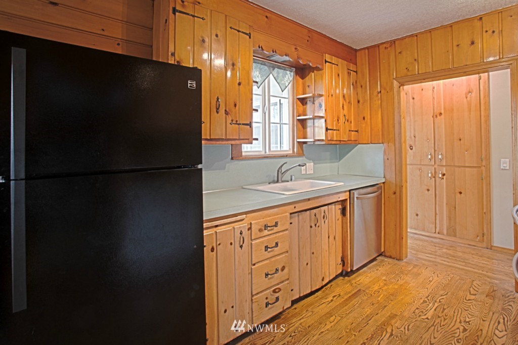 1825 Edmonds Avenue Northeast Renton, WA 98056 - Photo 9 of 19