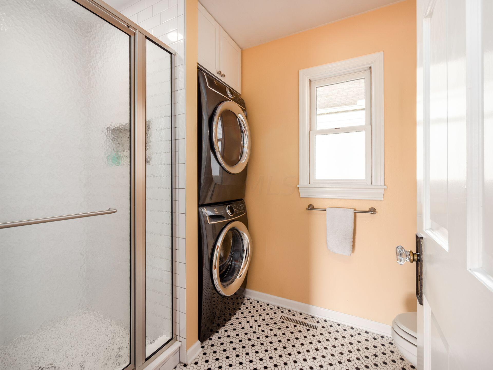 765 Vernon Road Bexley, OH 43209 - Photo 24 of 61 Full Bathroom/First Floor Laundry