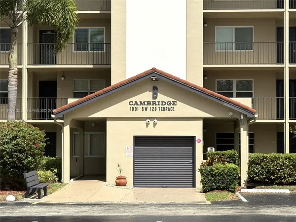 $2,200 | 1001 Southwest 128th Terrace, Unit 406B, Pembroke Pines, FL 33027