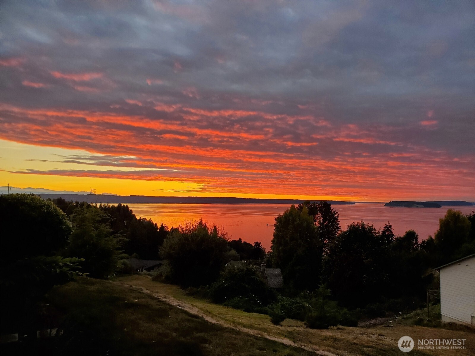 4618 Seahurst Avenue Everett, WA 98203 - Photo 2 of 39