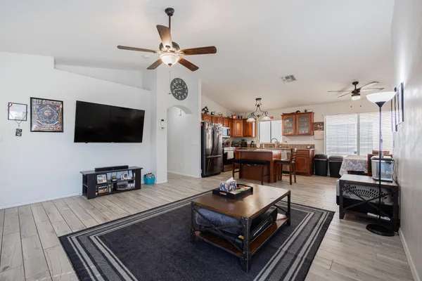 $2,895 | 15614 North 34th Street, Phoenix, AZ 85032