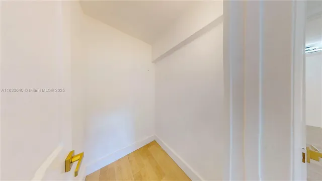 a kitchen that has a stove and a refrigerator