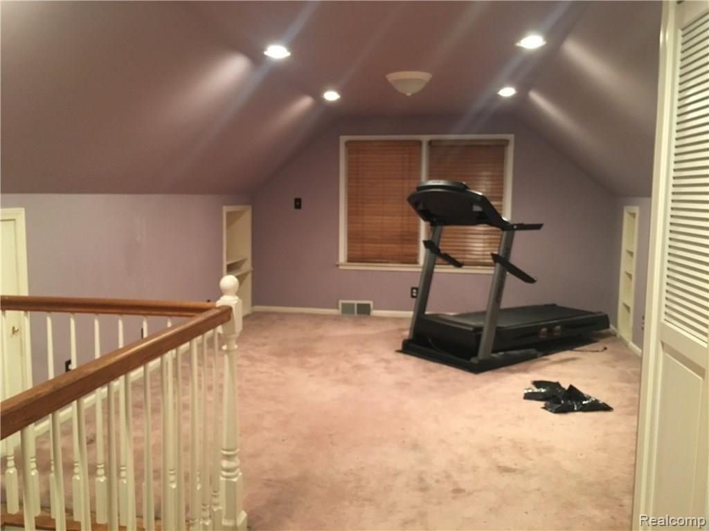 2048 Oxford Road Grosse Pointe Woods, MI 48236 - Photo 27 of 40