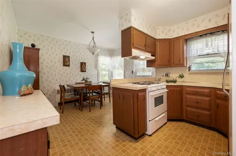 $700,000 | 105 North Queens Avenue, Massapequa, NY 11758