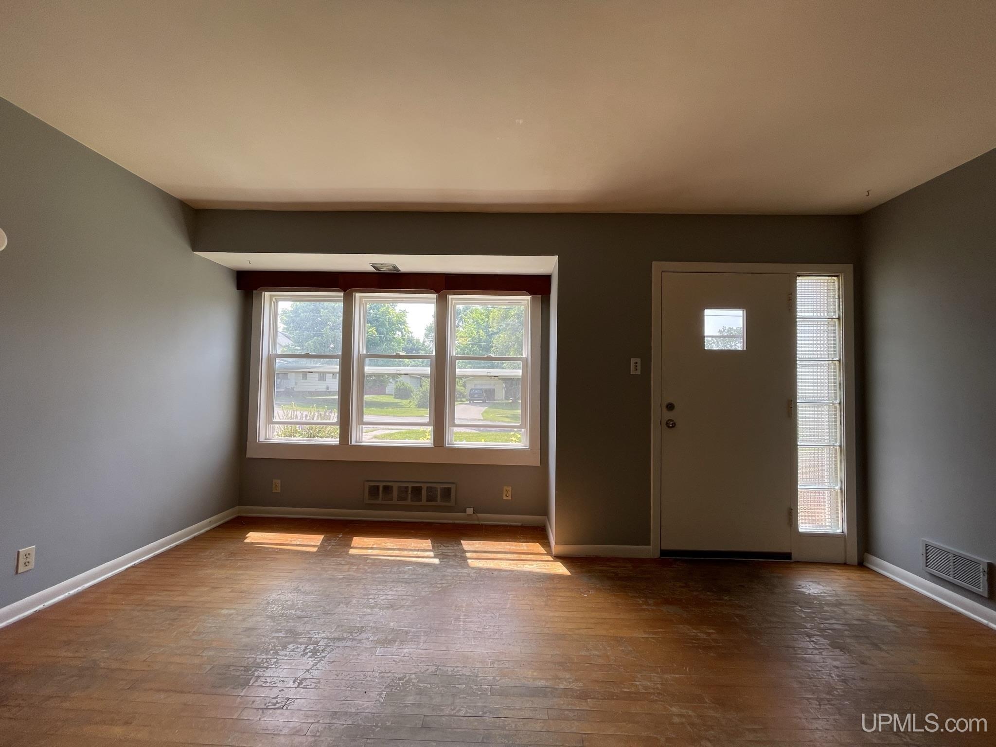 102 West Fall Street L'Anse, MI 49946 - Photo 4 of 43
