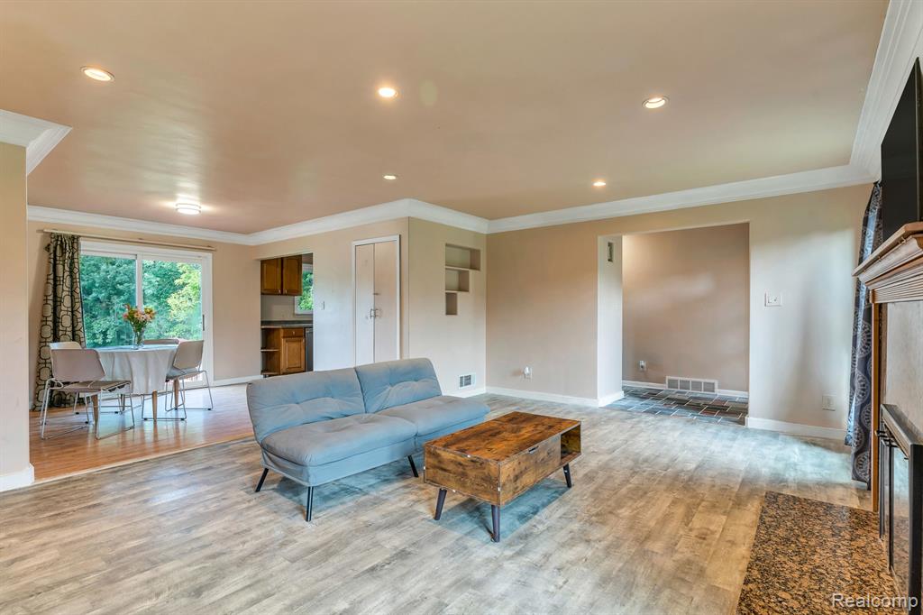 1233 East Cook Road Grand Blanc, MI 48439 - Photo 9 of 32