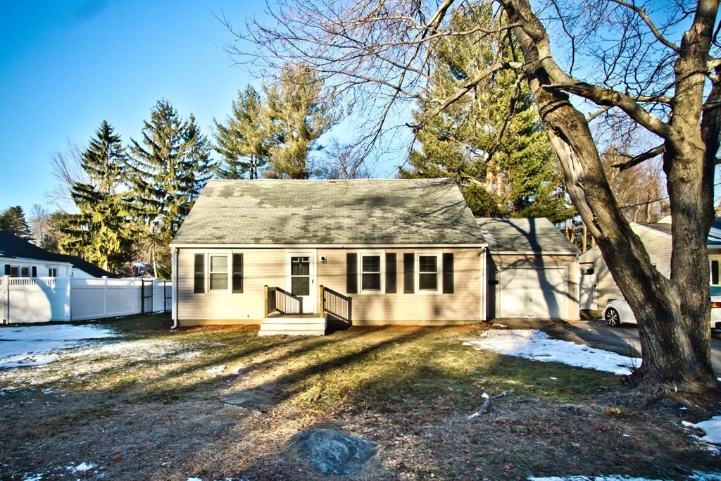 33 Stoneleigh Road Holden, MA 01520 - Photo 1 of 29 Gallery Image 1