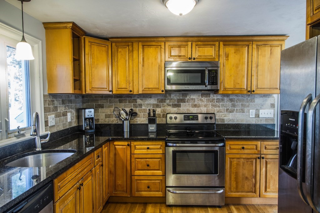 33 Stoneleigh Road Holden, MA 01520 - Photo 5 of 29 Gallery Image 5