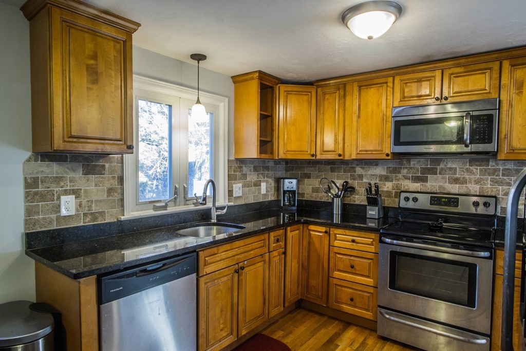 33 Stoneleigh Road Holden, MA 01520 - Photo 6 of 29 Gallery Image 6
