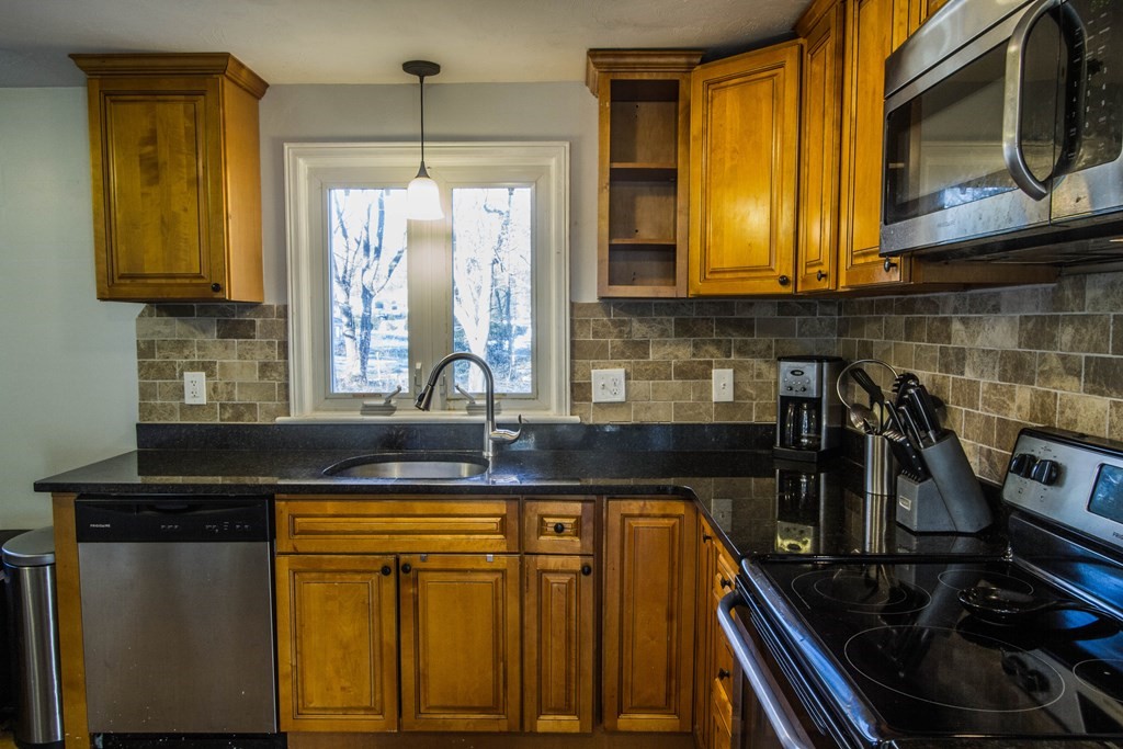 33 Stoneleigh Road Holden, MA 01520 - Photo 7 of 29 Gallery Image 7