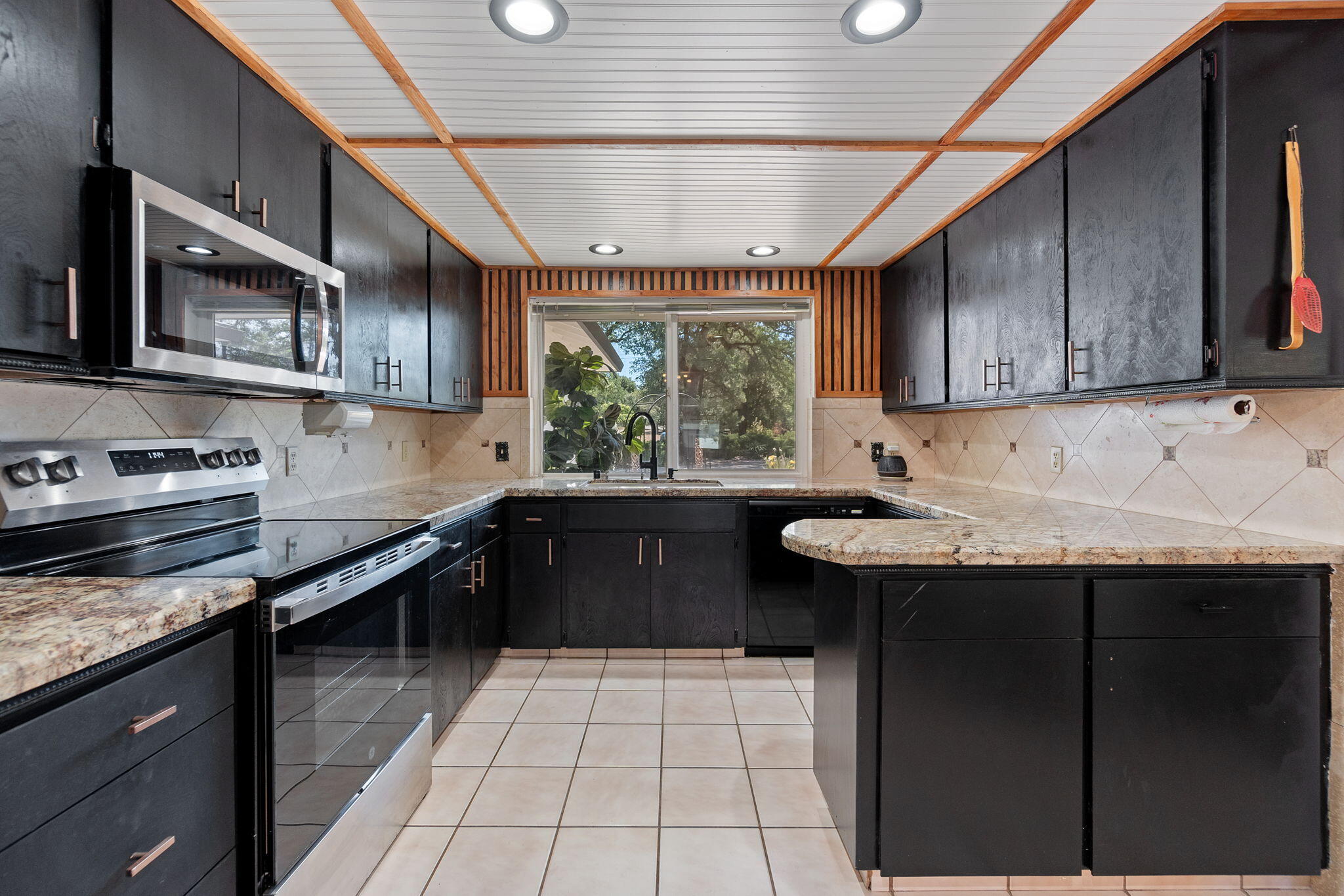 10390 October Lane Redding, CA 96003 - Photo 17 of 94 Kitchen