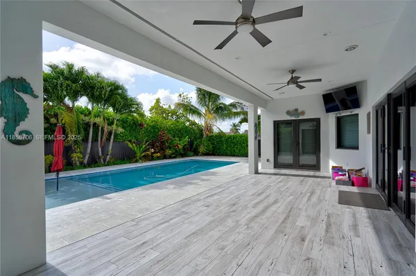 a view of a backyard