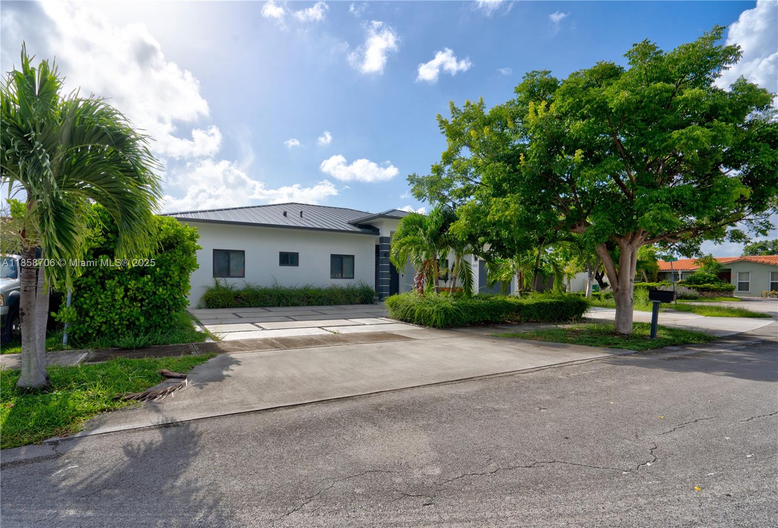 2521 Southwest 105th Avenue Miami, FL 33165 - Photo 31 of 68 a front view of house with yard and green space