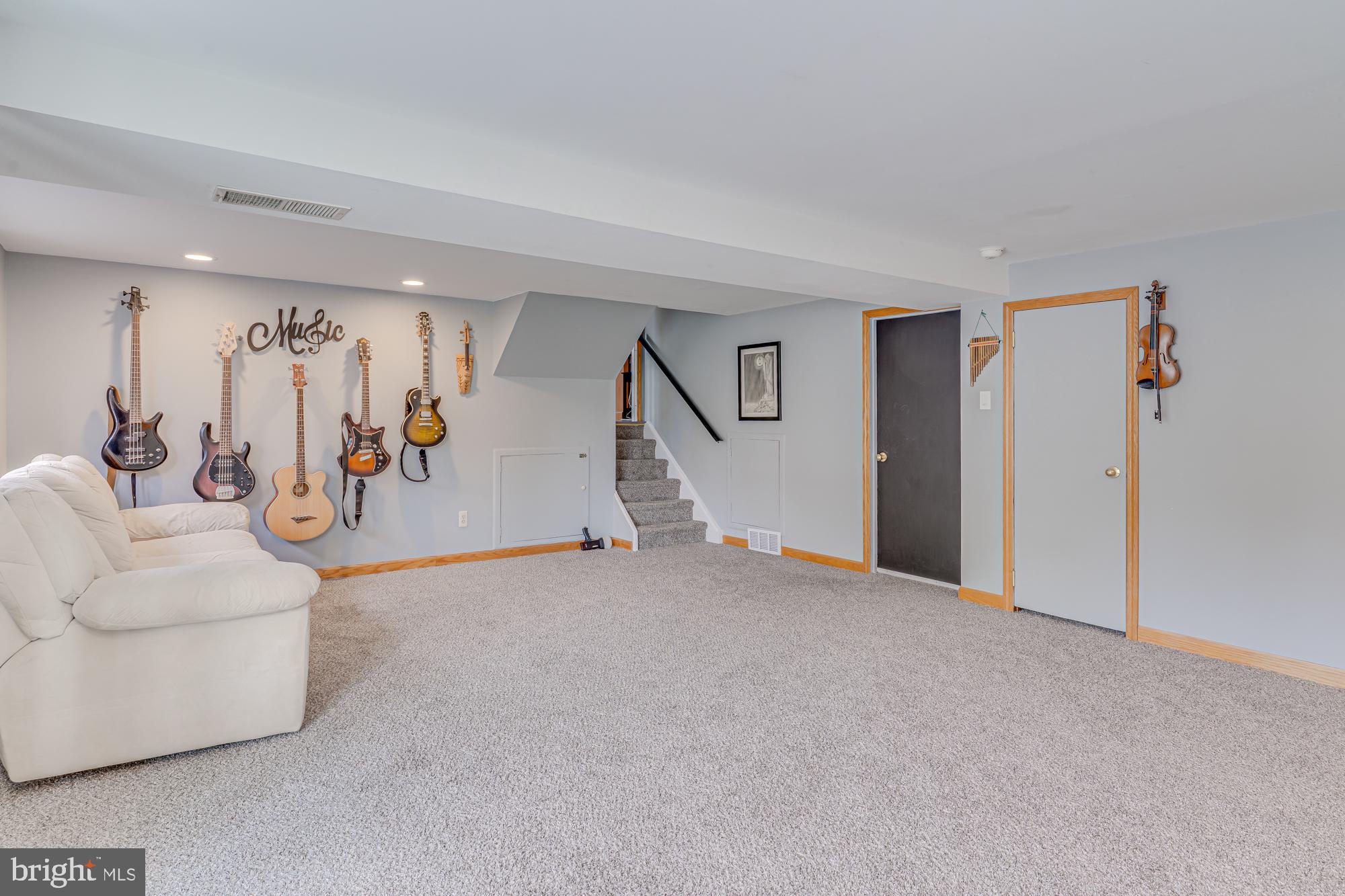 1047 Coronet Road Warminster, PA 18974 - Photo 20 of 50 Large Family room