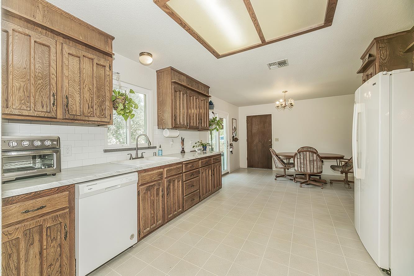 22085 Watts Valley Road Sanger, CA 93657 - Photo 16 of 98
