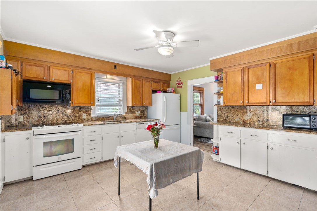 29 Fenner Avenue Newport, RI 02840 - Photo 11 of 31 Eat-in Kitchen
