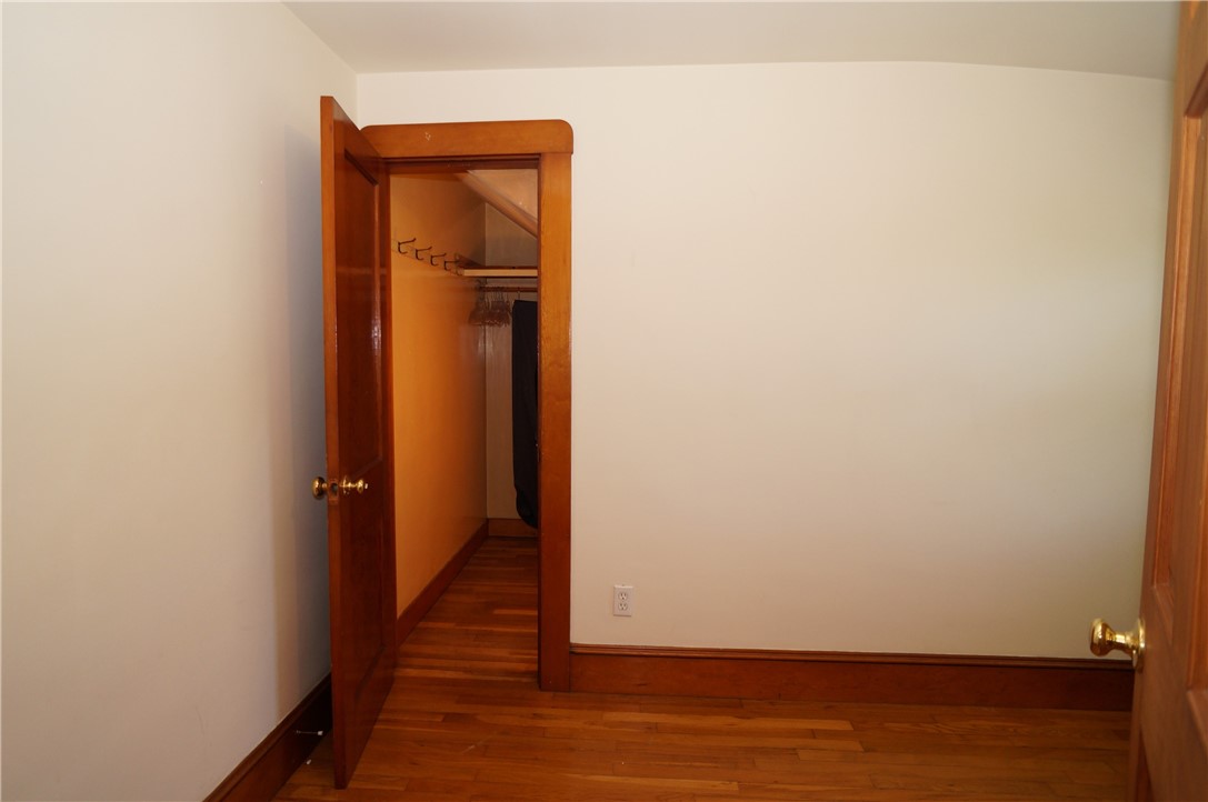 29 Fenner Avenue Newport, RI 02840 - Photo 20 of 31 Small bedroom Closet