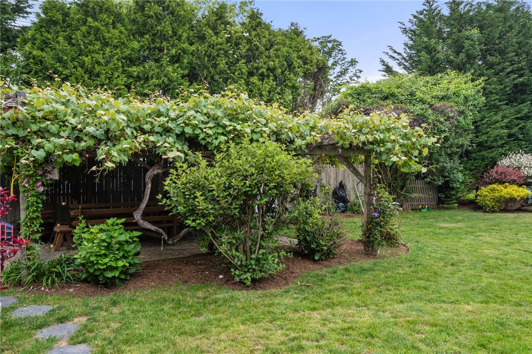 29 Fenner Avenue Newport, RI 02840 - Photo 4 of 31 70-year-old Grape Arbor