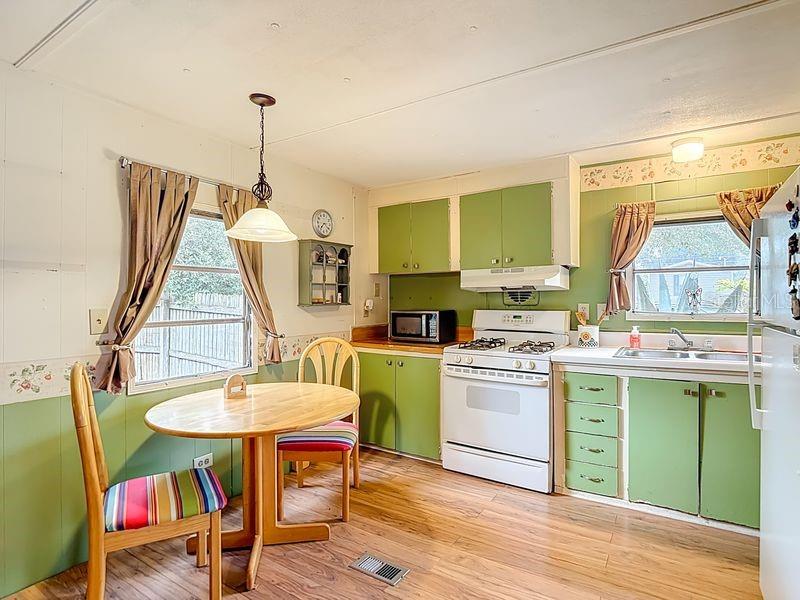 8145 Campbell Court New Port Richey, FL 34653 - Photo 6 of 34 a kitchen with a table and chairs