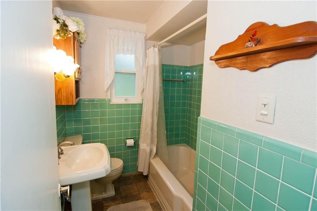 900 Rosalind Road Pittsburgh, PA 15237 - Photo 7 of 10 Note how well the main hall bath has been maintained!