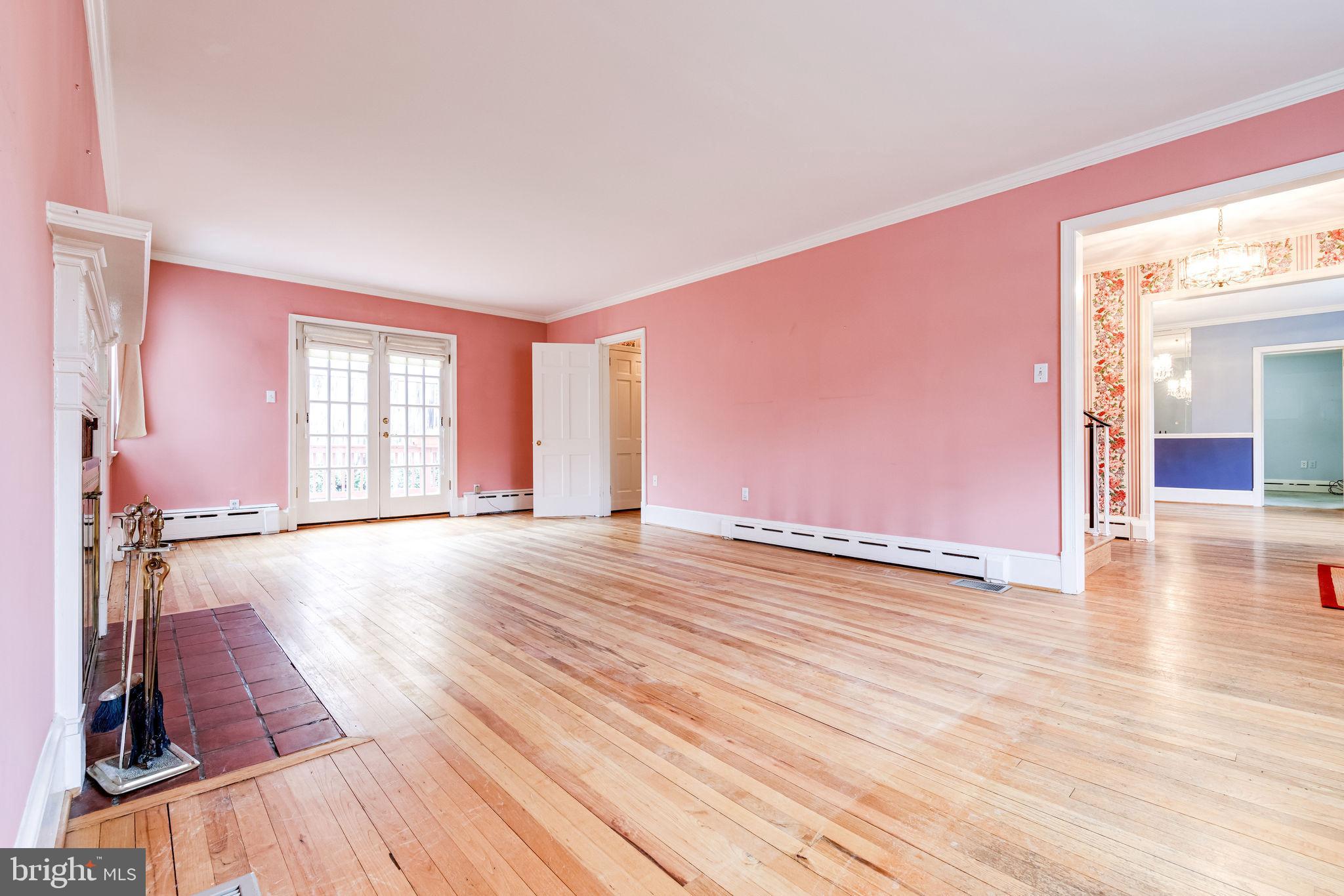 3308 Russell Road Alexandria, VA 22305 - Photo 15 of 88 Living room